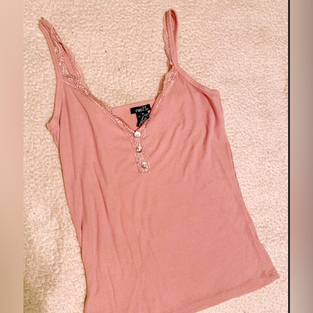 5/$25 🎀 pink tank top w buttons and lace